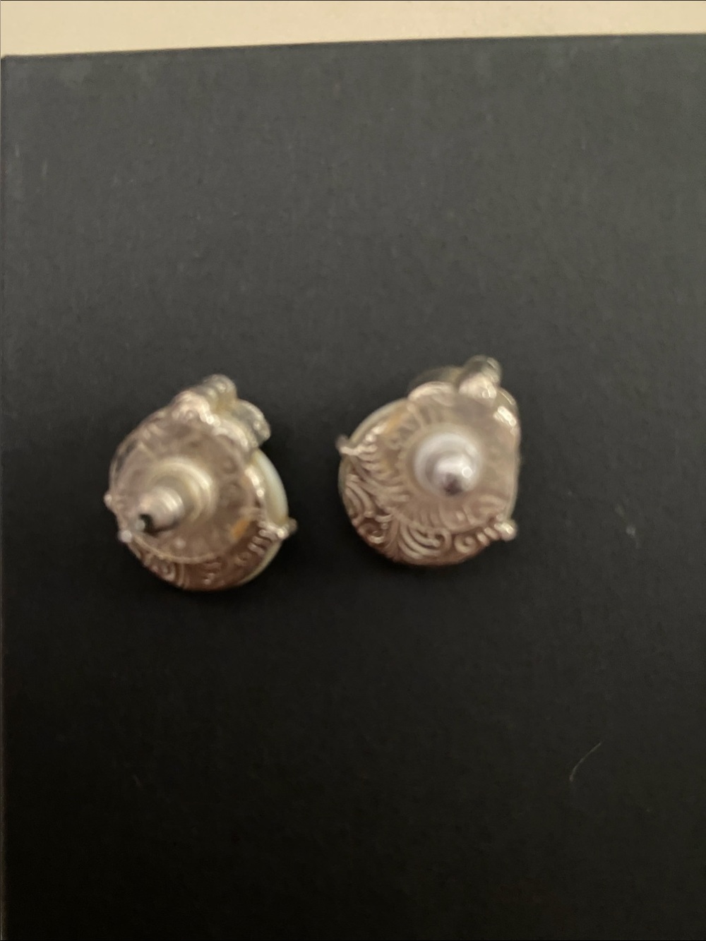 Cream post earrings - Picture 2 of 2